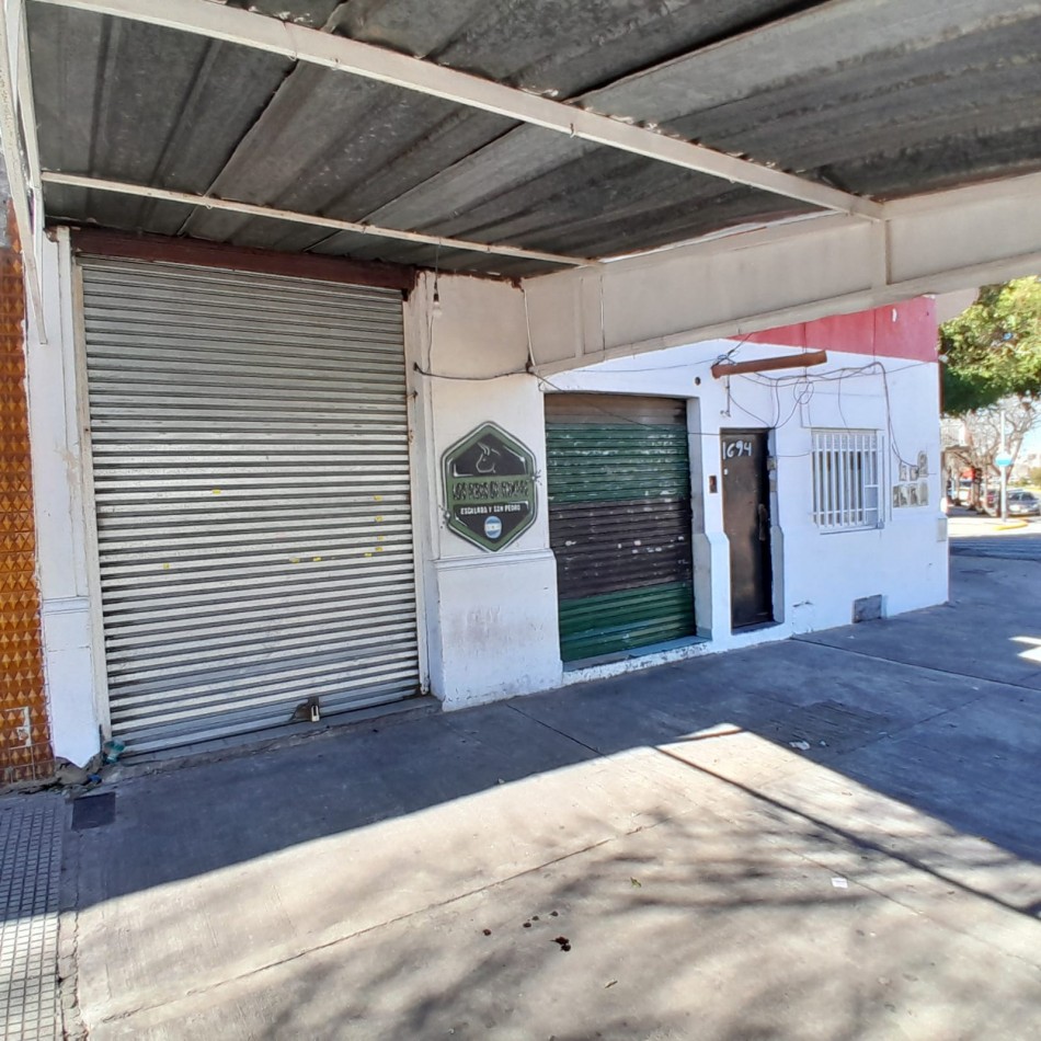 VENTA CASA CON LOCAL SOBRE LOTE EN PARQUE AVELLANEDA