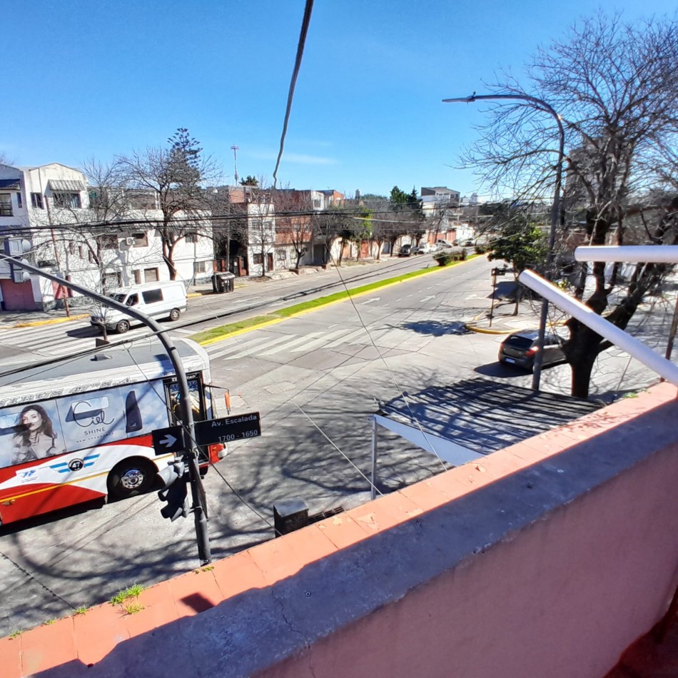 VENTA CASA CON LOCAL SOBRE LOTE EN PARQUE AVELLANEDA