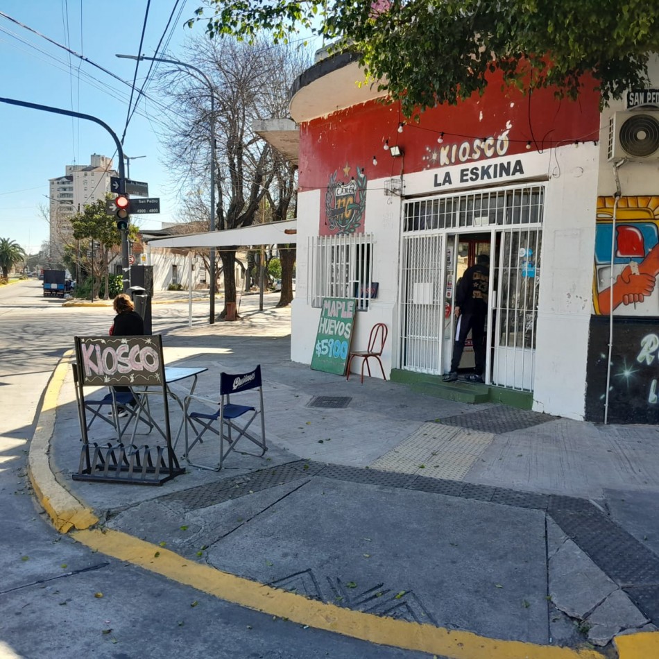 VENTA CASA CON LOCAL SOBRE LOTE EN PARQUE AVELLANEDA